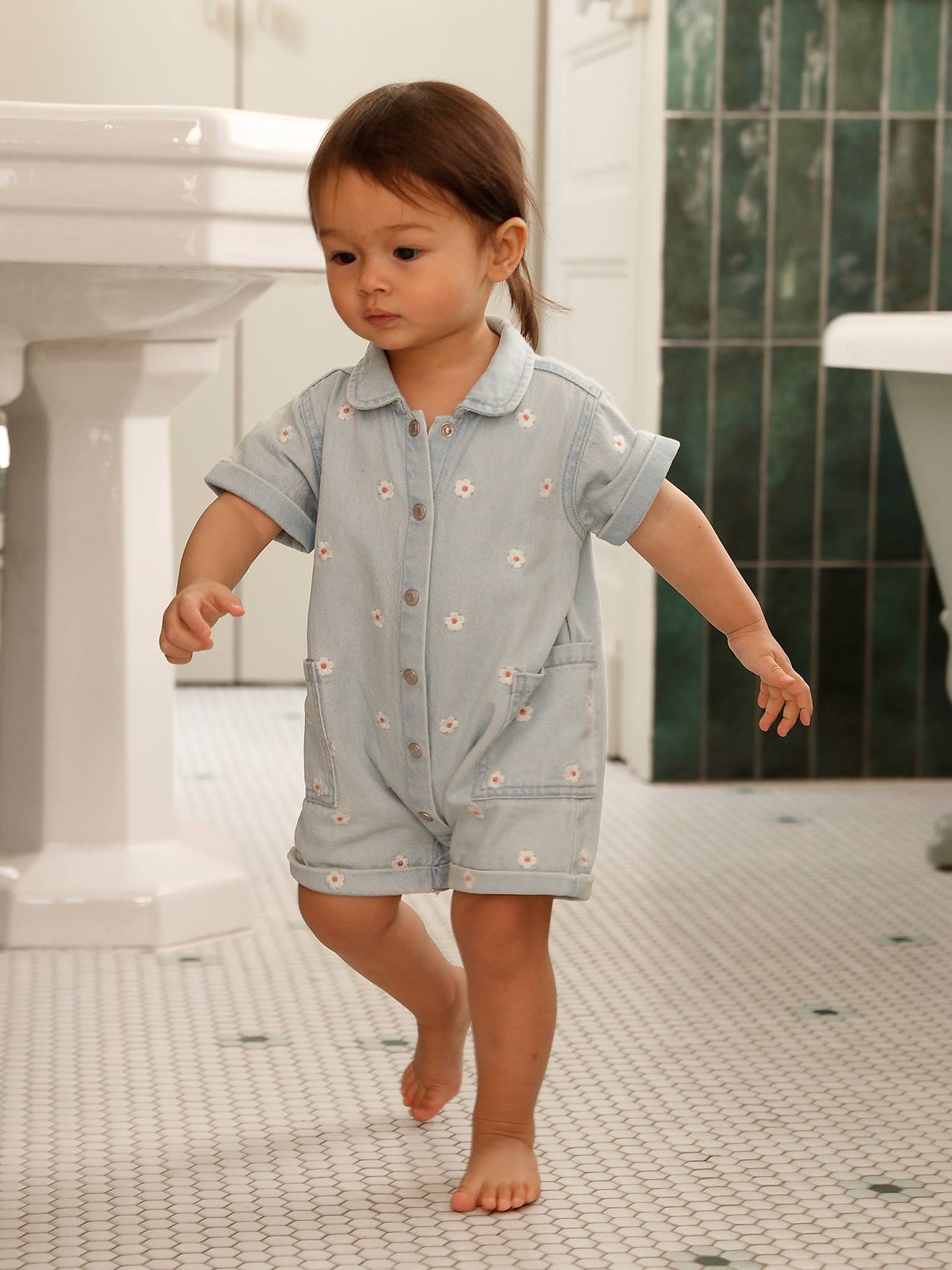 Baby Kurzoverall aus Light-Denim mit Blumenstickerei gebleicht