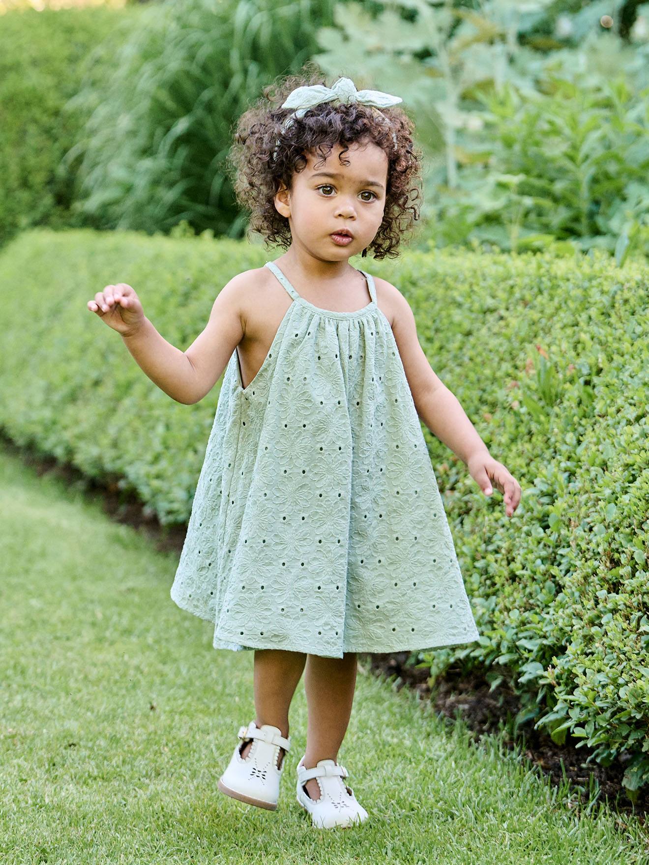 Baby Trägerkleid aus Lochstickerei mit Haarband salbei