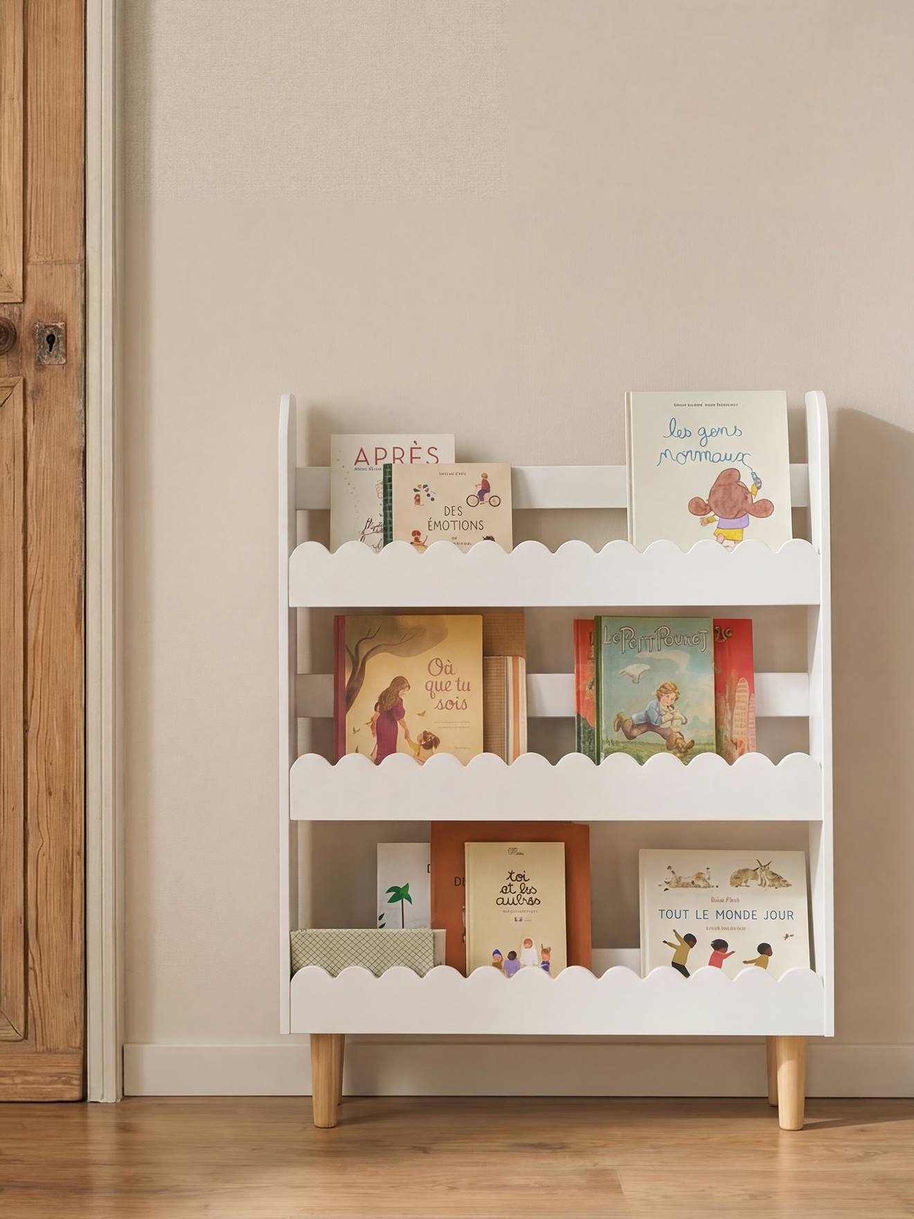Schmales Wand-Bücherregal FESTON mit Füßen
