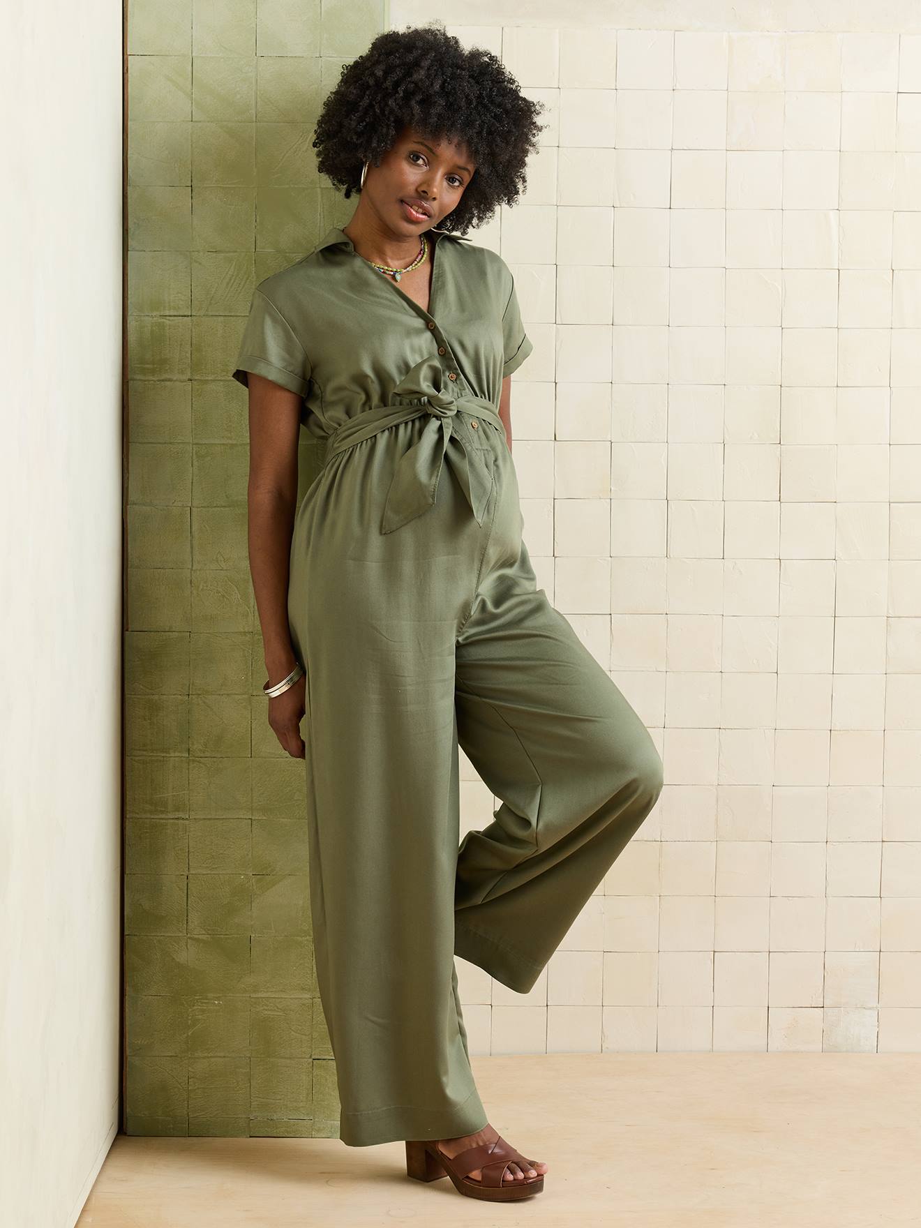 Kurzärmeliger Jumpsuit für Schwangerschaft und Stillzeit aus Lyocell