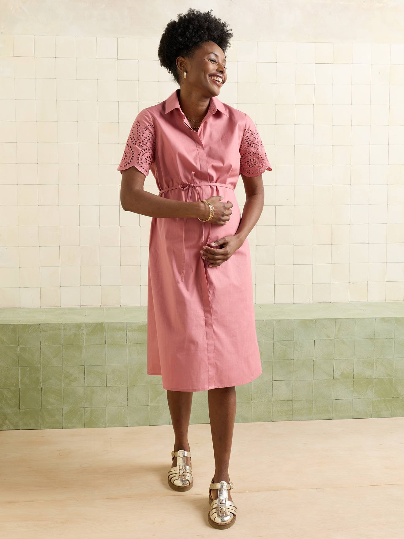 Hemdblusenkleid mit Lochstickerei für Schwangerschaft und Stillzeit