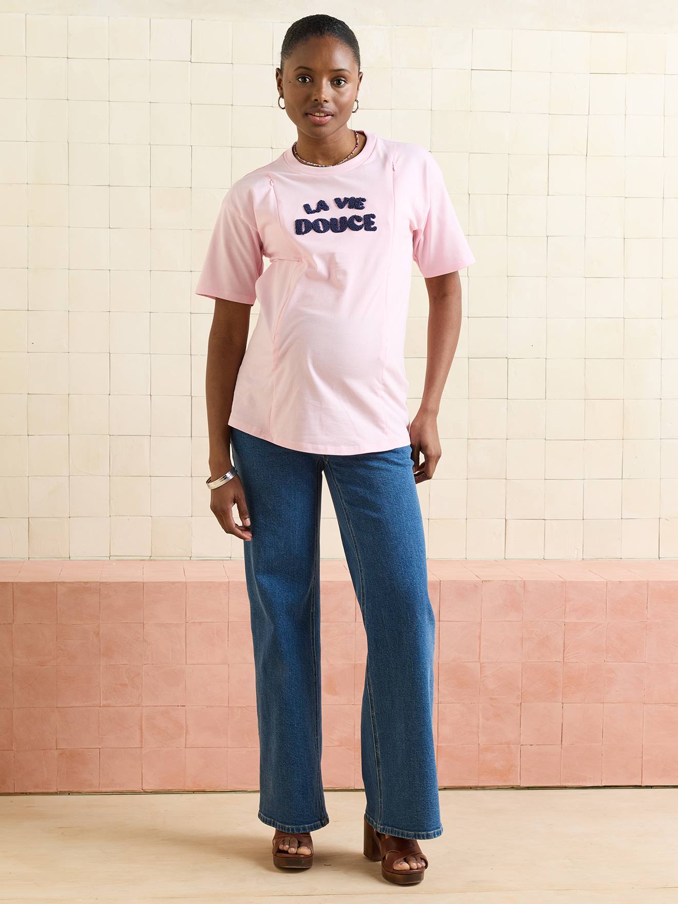 T-Shirt mit Stillöffnungen für Schwangerschaft und Stillzeit Bouclé-Schriftzug