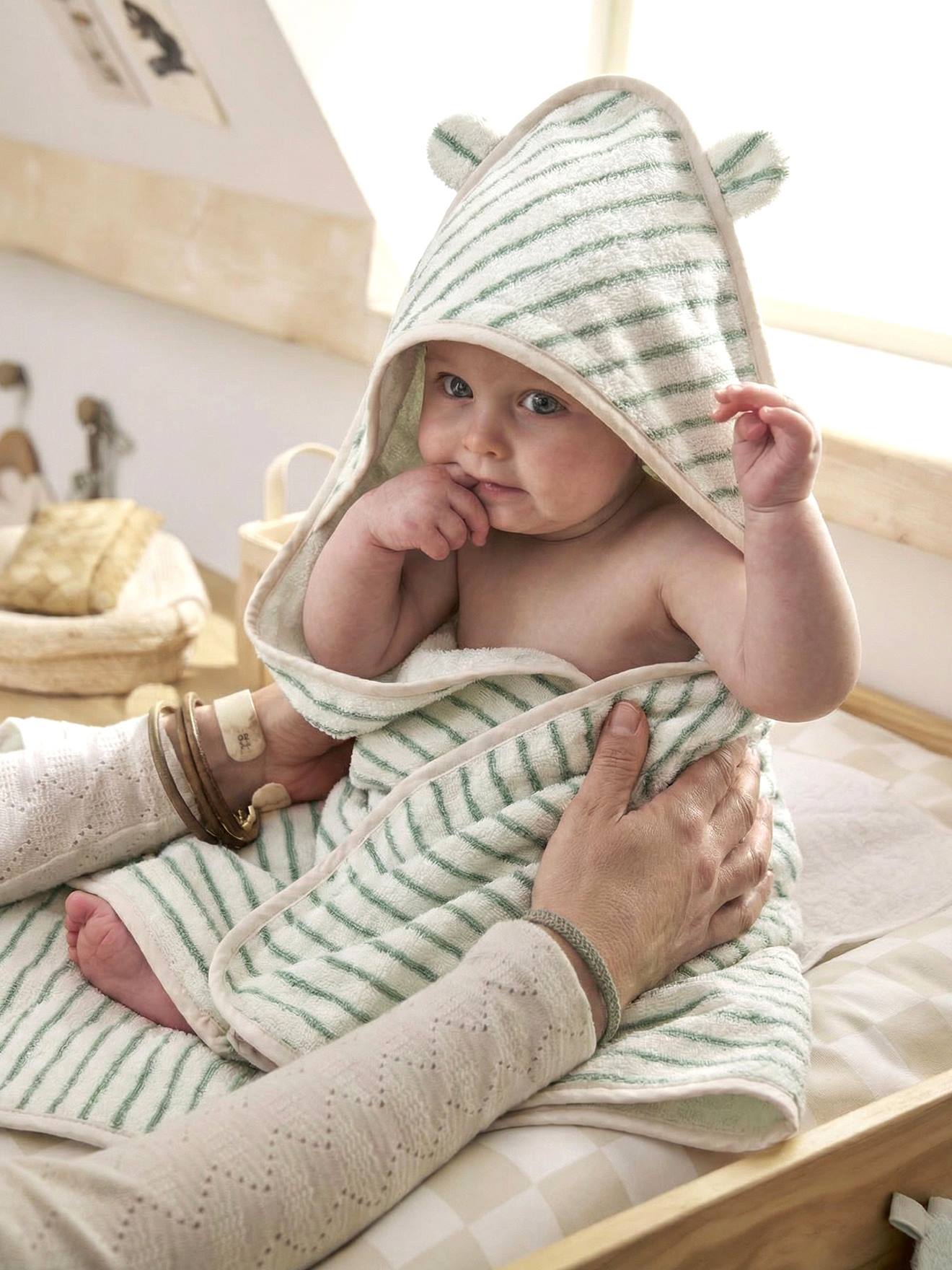 Set aus Badecape & Waschhandschuh mit Jacquardstreifen Baby Bio-Baumwolle personalisierbar salbei