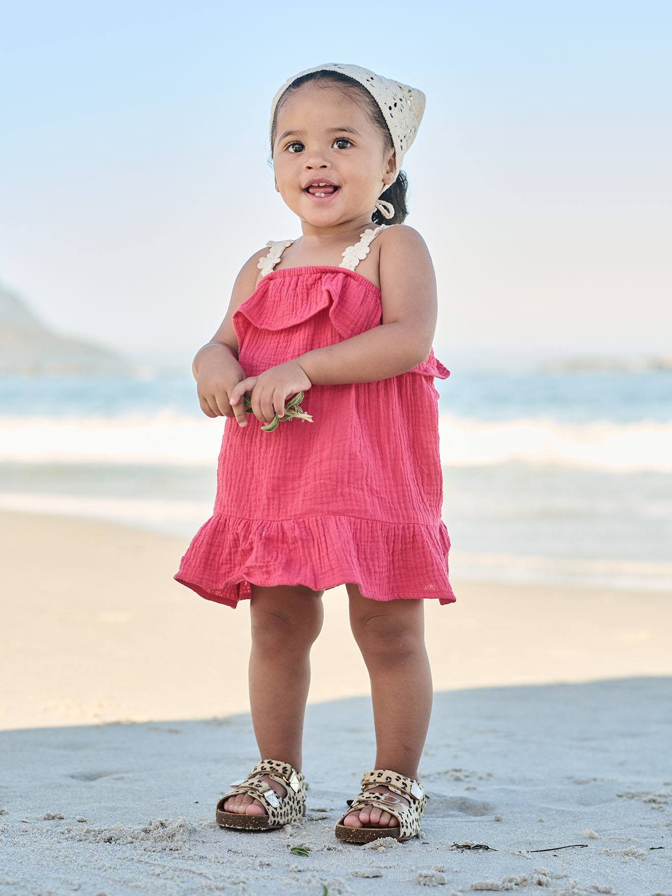 Baby-Set aus Musselin-Kleid und gehäkelten Kopftuch