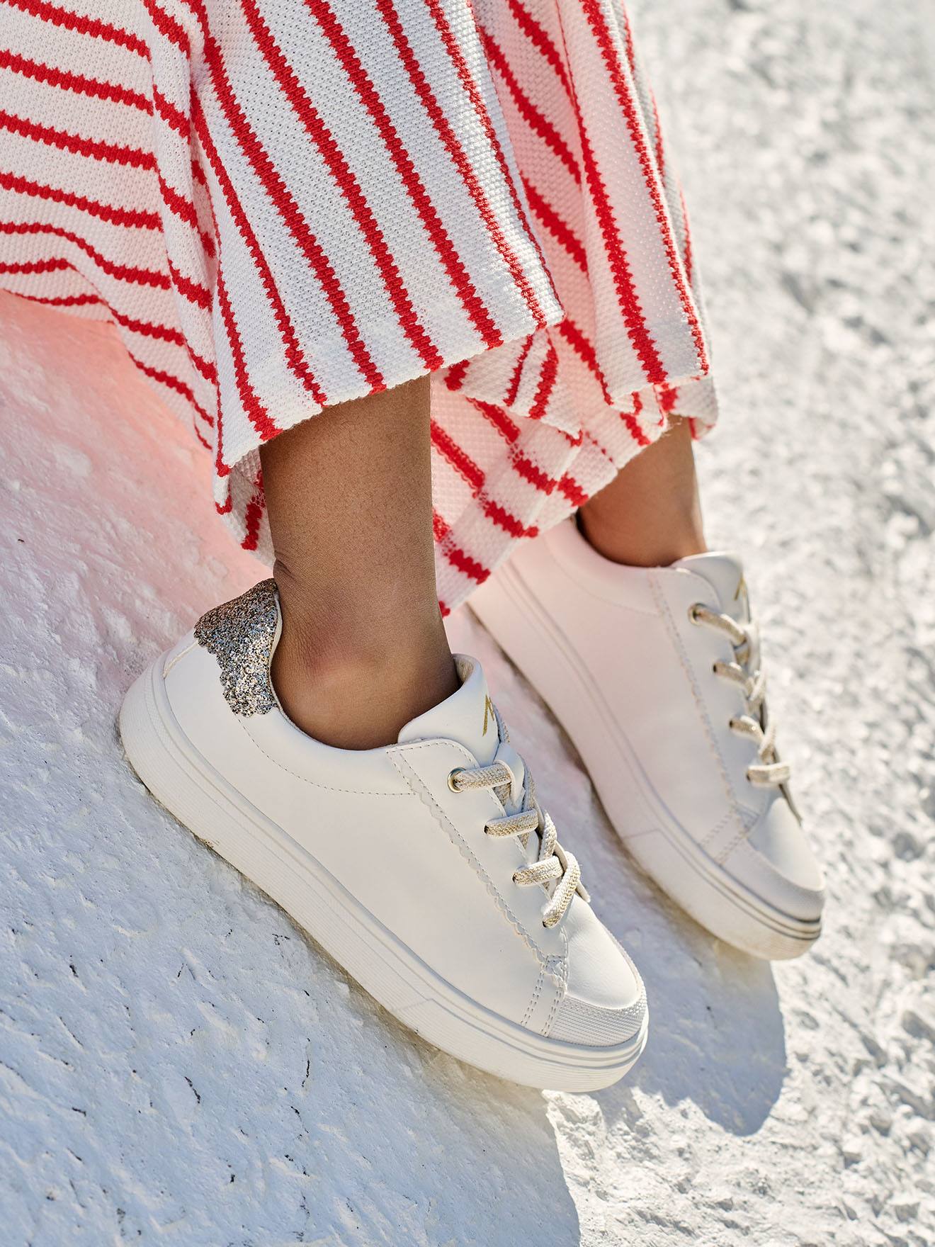 Sneakers mit enen Details und Anziehtrick Mädchen