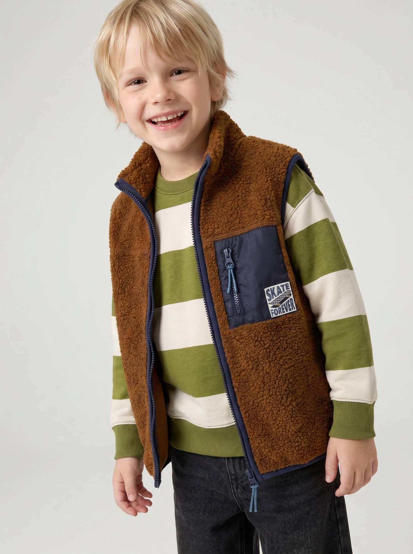 Sweatshirt mit Streifen und Skater-Aufnäher Jungen n