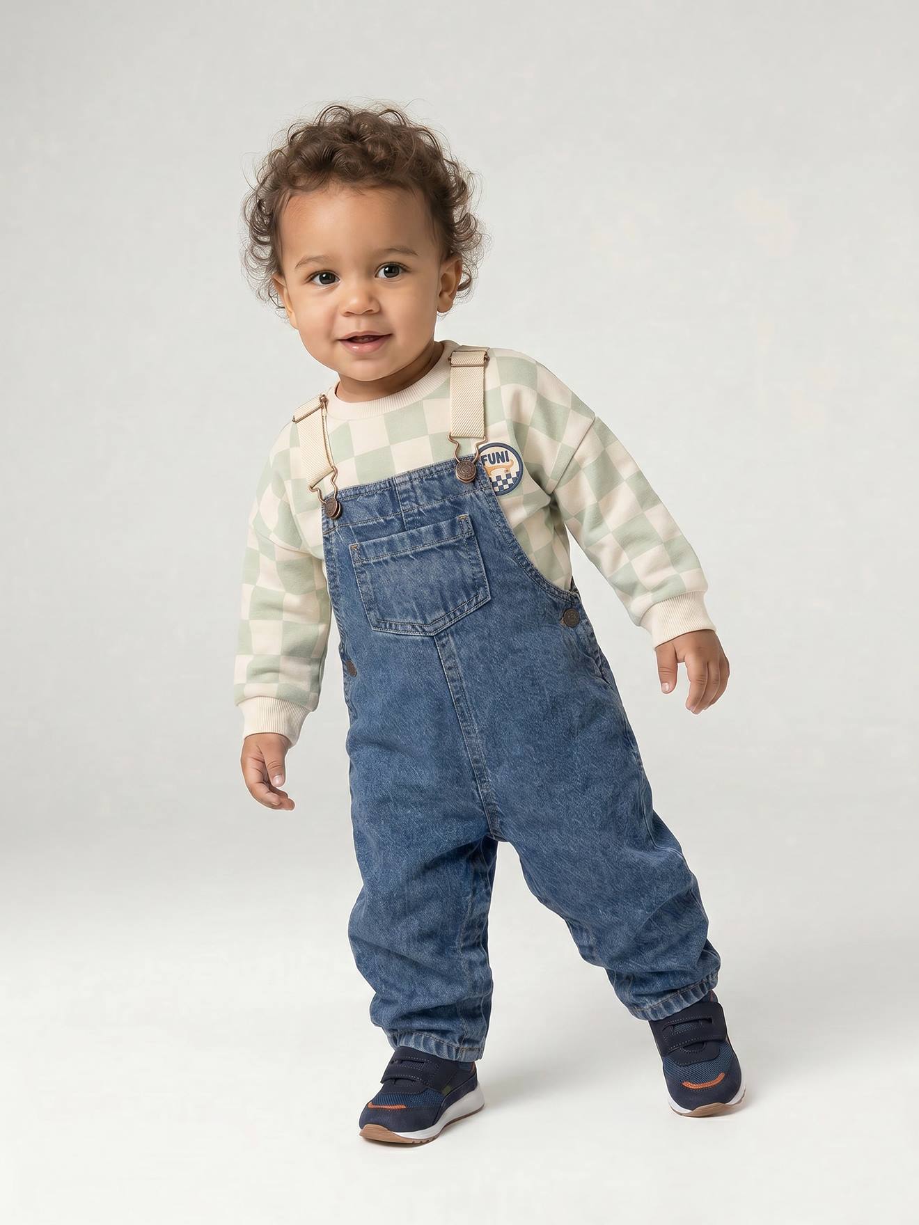 Baby Latzjeans mit verstellbaren Trägern