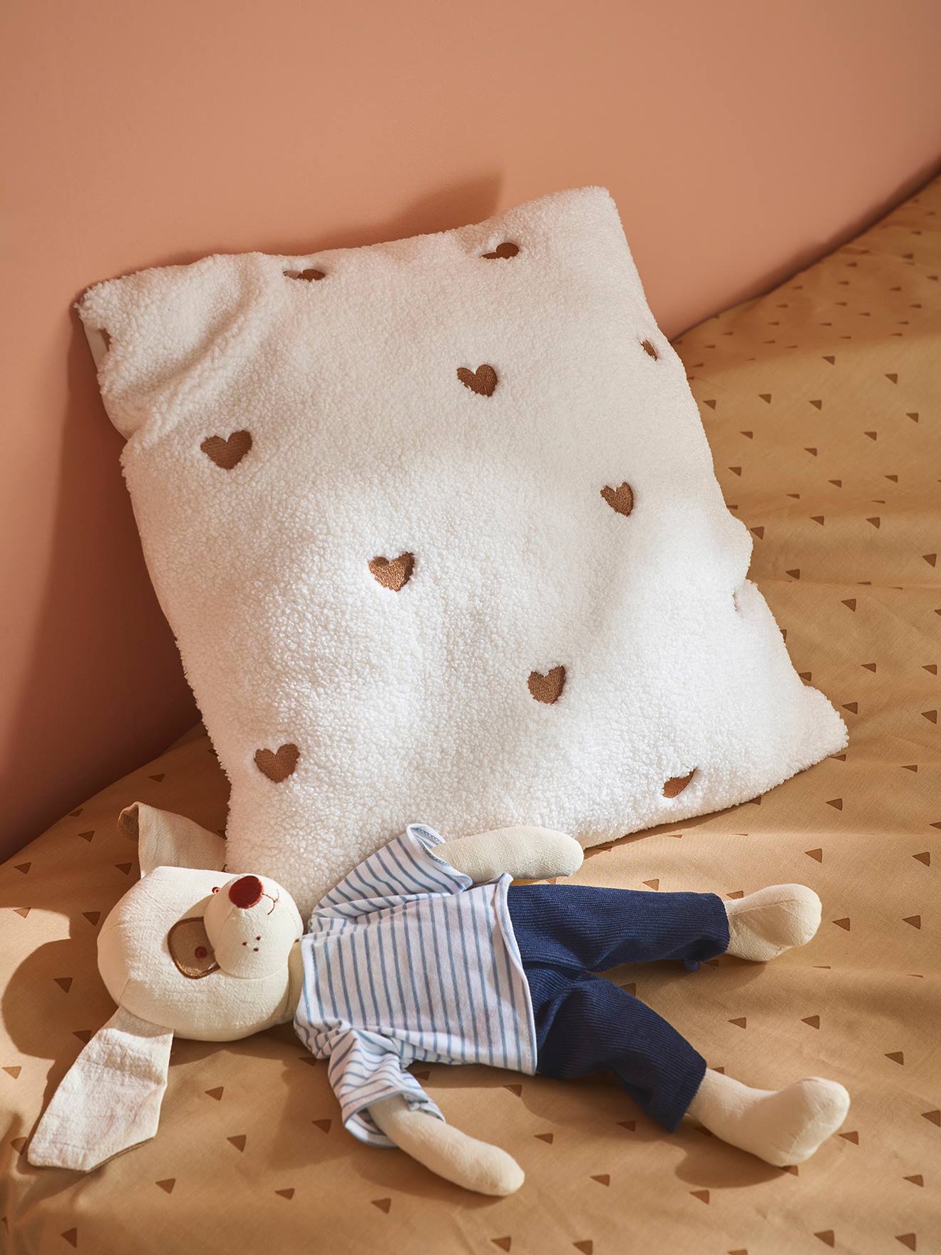Deko-Kissen HERZENSWÄRME aus Bouclé-Stoff Kinderzimmer