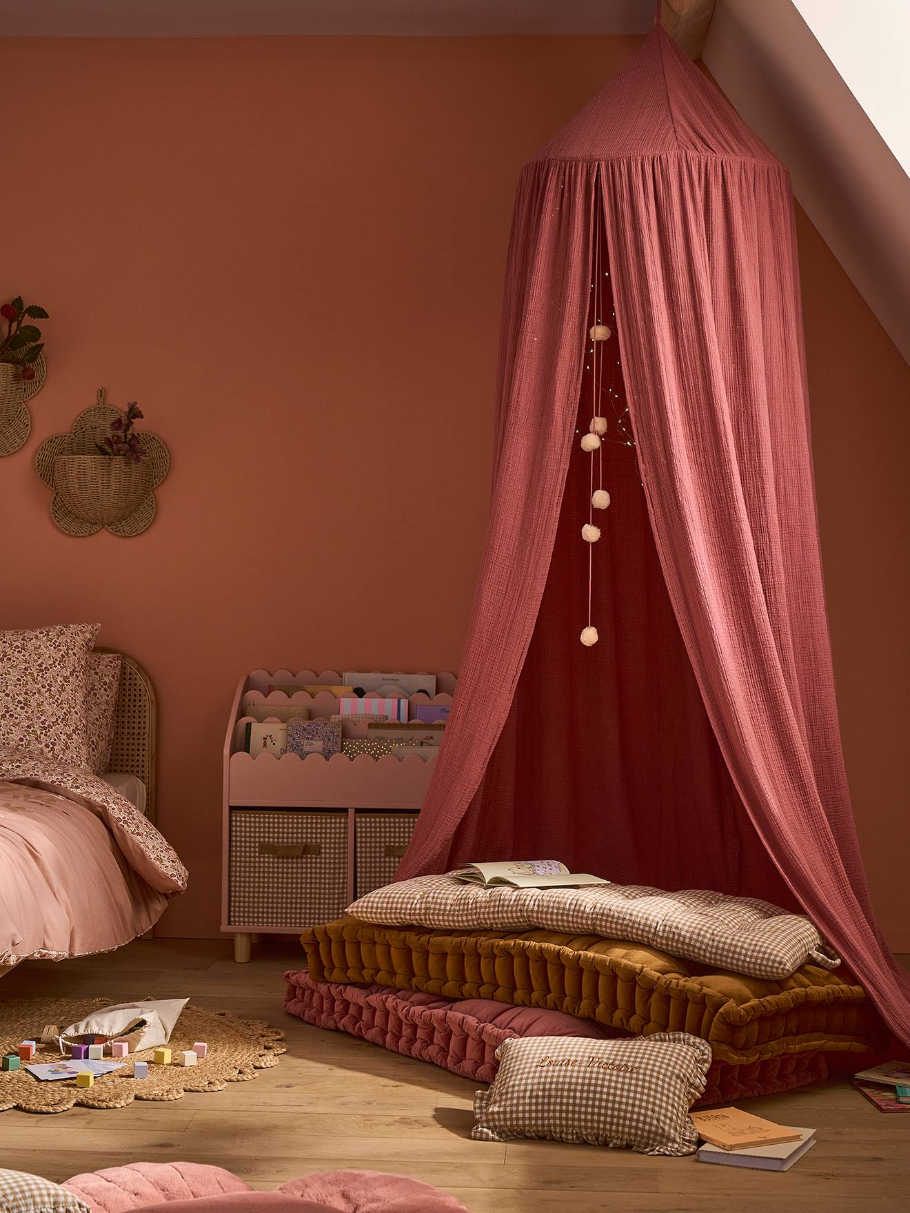 Betthimmel aus Musselin mit Pompon-Girlande 300cm Kinderzimmer