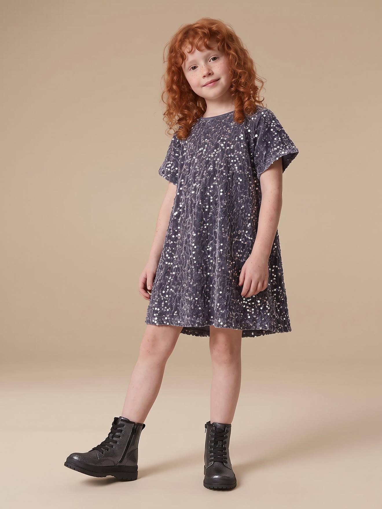Mädchenkleid aus Samt und Pailletten