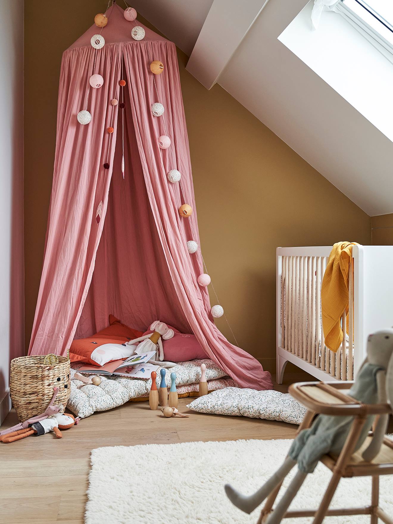 Betthimmel aus Musselin mit Pompon-Girlande 300cm Kinderzimmer BASIC