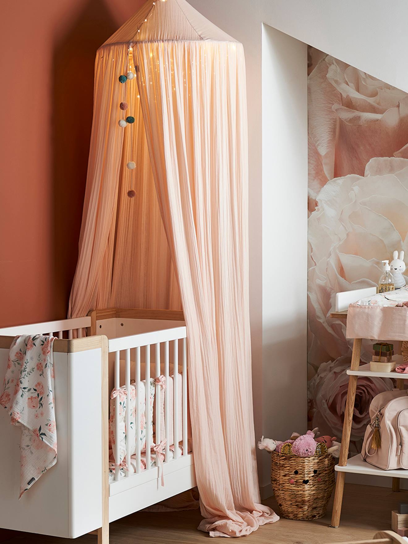 Betthimmel aus Musselin mit Pompon-Girlande 300cm Kinderzimmer
