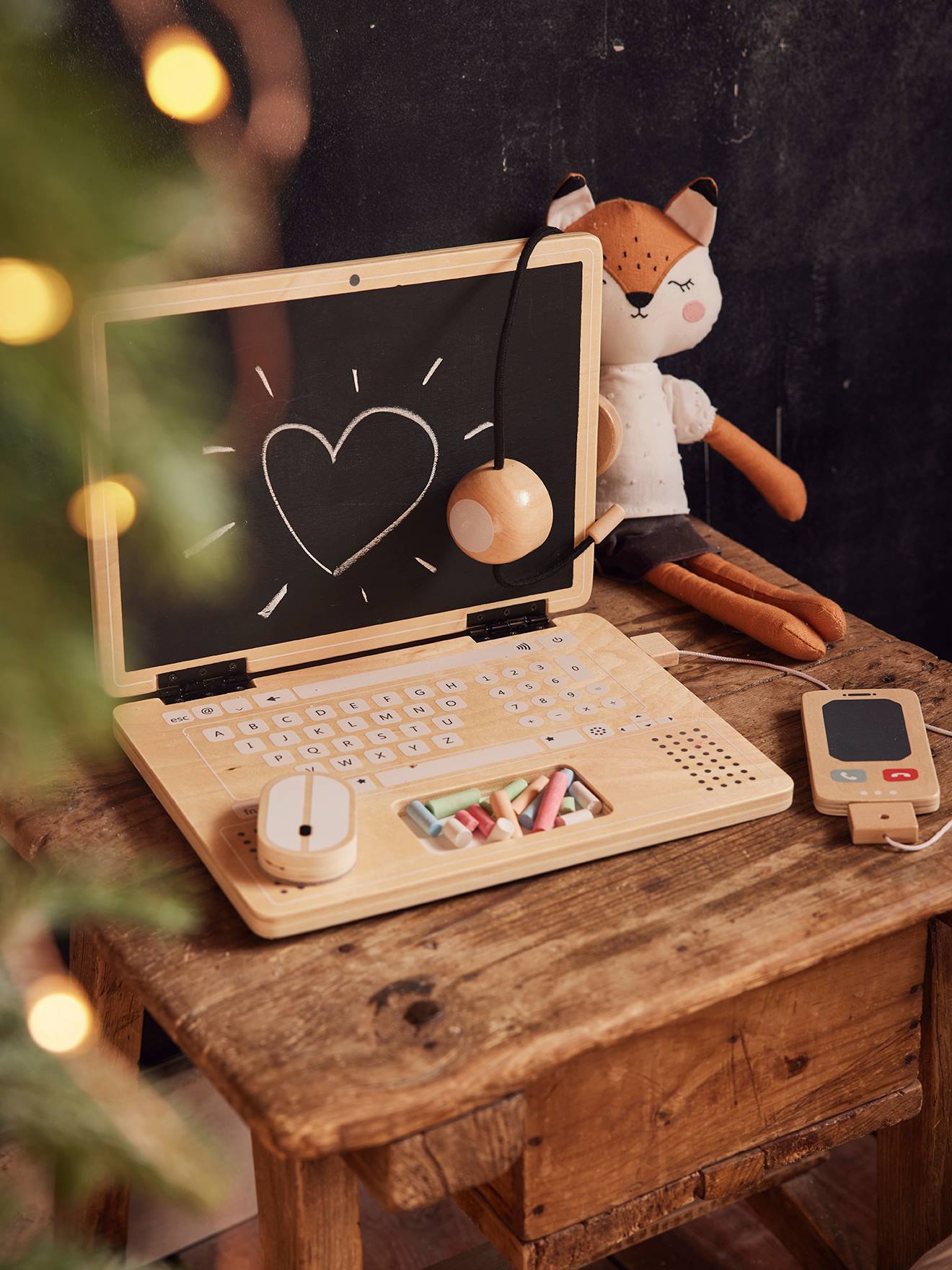 Mehrfarbiges Holz-Homeoffice-Set mit Notebook, Telefon, Maus und Headset