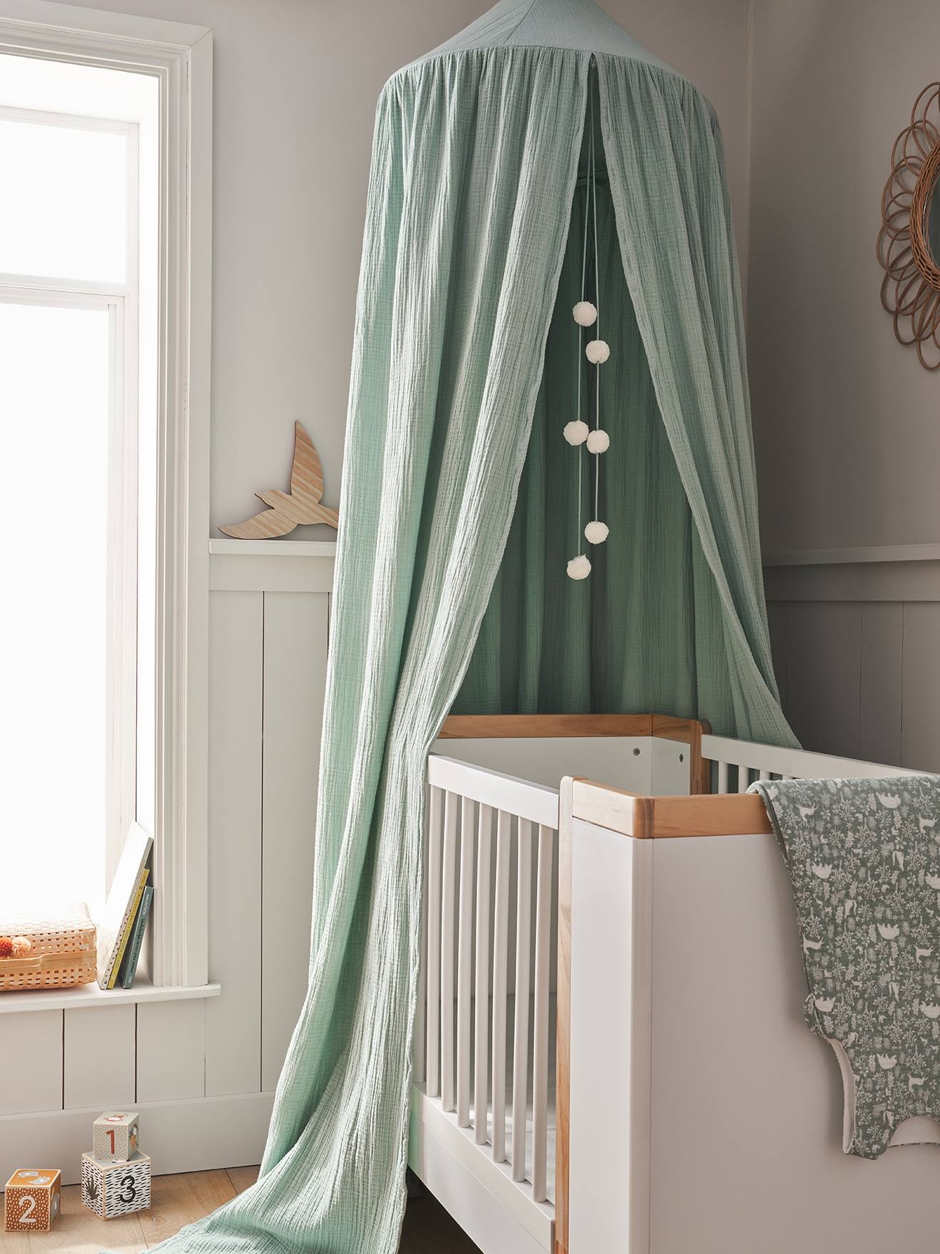 Betthimmel aus Musselin mit Pompon-Girlande 300cm Kinderzimmer salbei
