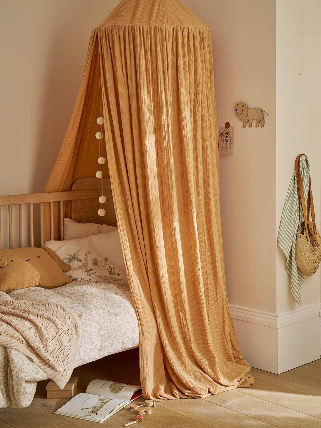 Betthimmel aus Musselin mit Pompon-Girlande 300cm Kinderzimmer zimt