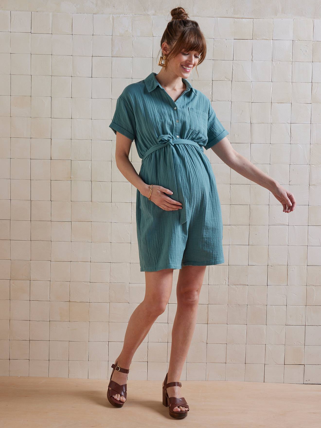 Kurzer Jumpsuit für Schwangerschaft und Stillzeit aus Musselin