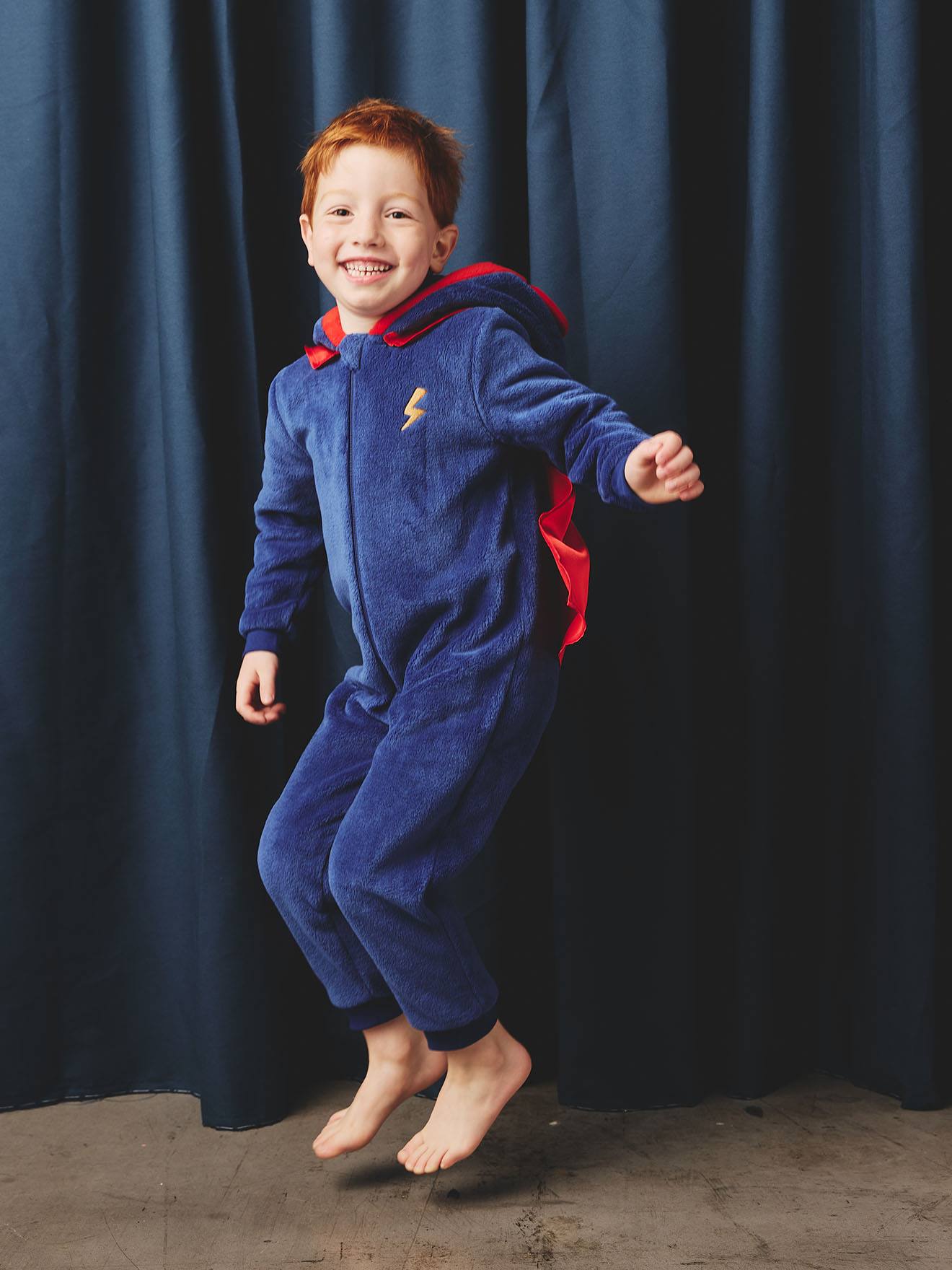Superhelden-Schlafanzug mit abnehmbarem Cape und Maske für Jungen