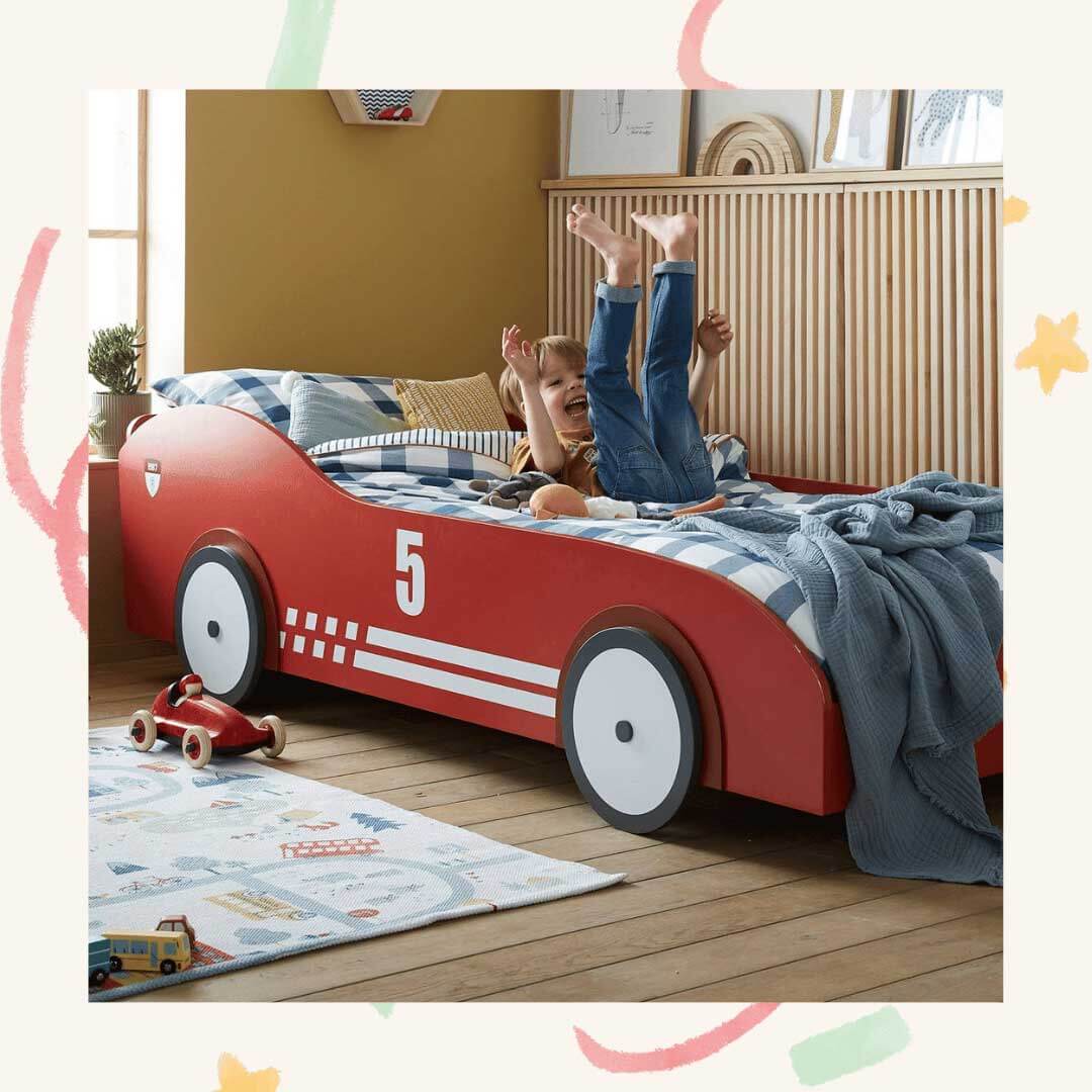 Geschenkidee Rennauto-Bett fĂŒr kleine Jungen