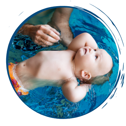 familie auf dem Rücken schwimmendes Baby